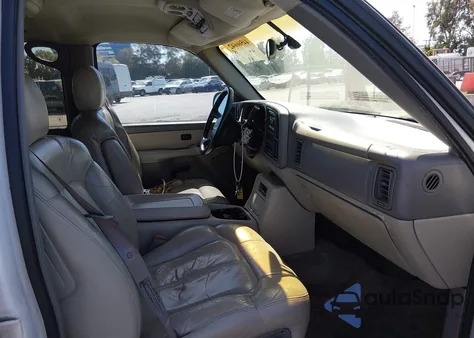 2000 Chevrolet Suburban 1500 Ls z USA, uszkodzony, nr VIN 3GNEC16T8YG208579